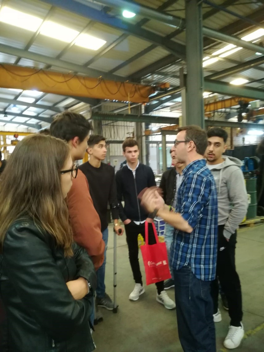 Estudantes de eletrotecnia visitam empresa Cachapuz