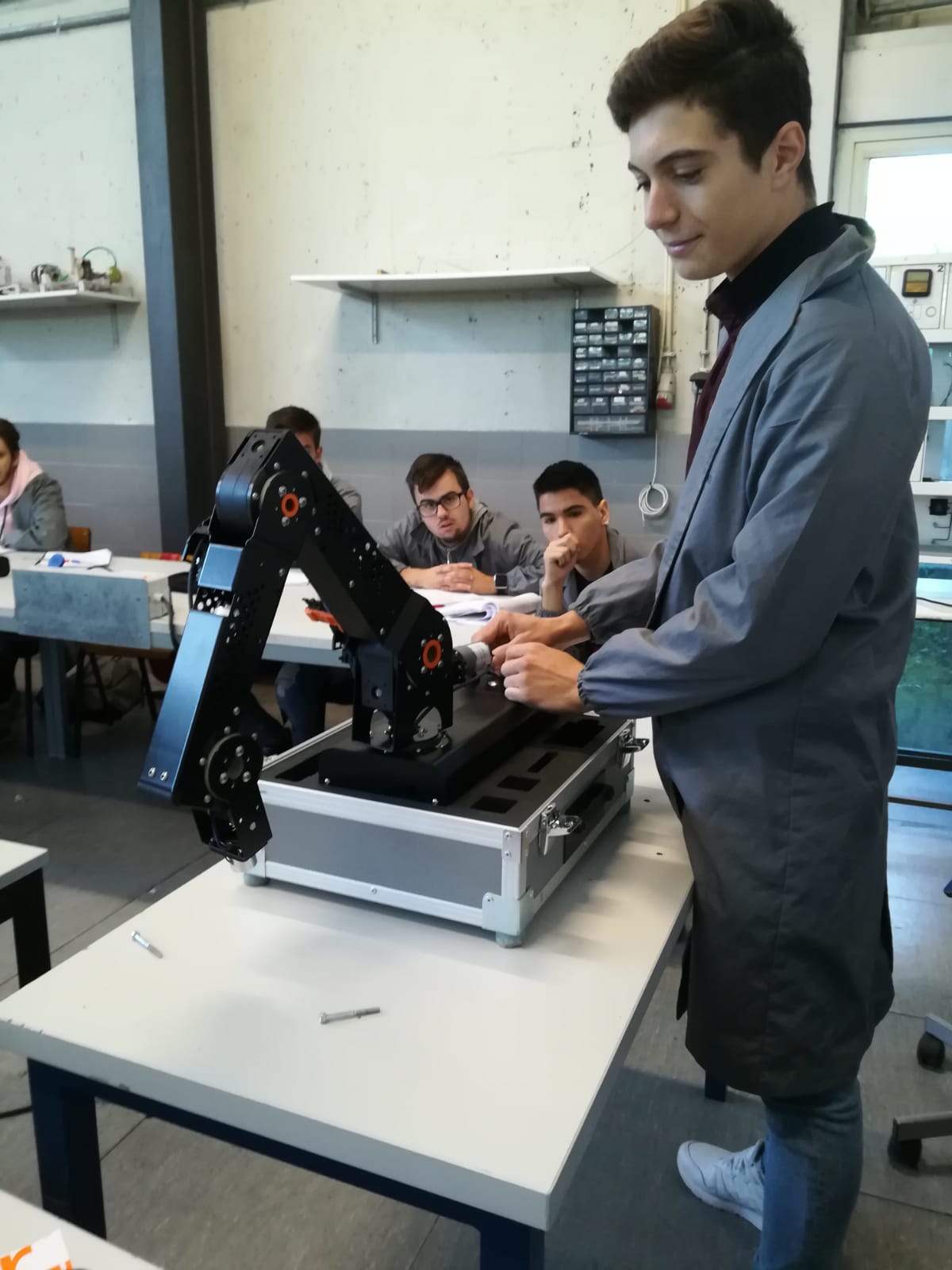 Estudantes de eletrotecnia visitam empresa Cachapuz